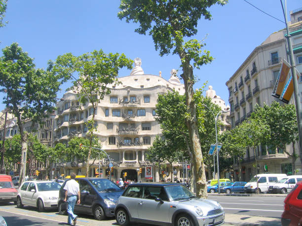 barcelona, hiszpania – 1 czerwca 2006: budynek la pedrera, gaudi. - spain architecture landscape non urban scene zdjęcia i obrazy z banku zdjęć