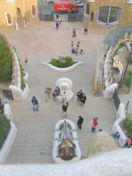 barcelona, hiszpania – czerwiec 01, 2006: wyjątkowe, piękne budynki i park guell, atrakcje turystyczne miasta - spain architecture landscape non urban scene zdjęcia i obrazy z banku zdjęć