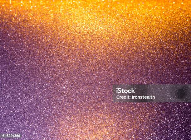 Abstracta Fondo Llenado De Brillantes De Oro Y Púrpura Brillo Foto de stock y más banco de imágenes de Relumbrante