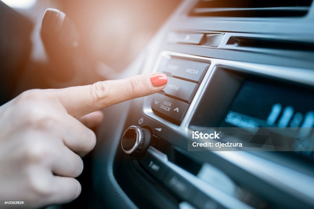 Frau Telefon-Control-Taste drücken - Lizenzfrei Auto Stock-Foto