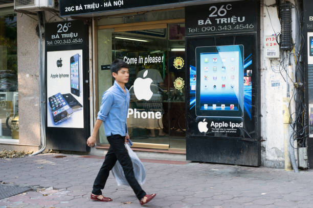 hanoi, vietnam - 14 de septiembre de 2014: hombre no identificado paseos en vereda sobre tecnología dispositivo tienda en la calle ba trieu - nokia fotografías e imágenes de stock