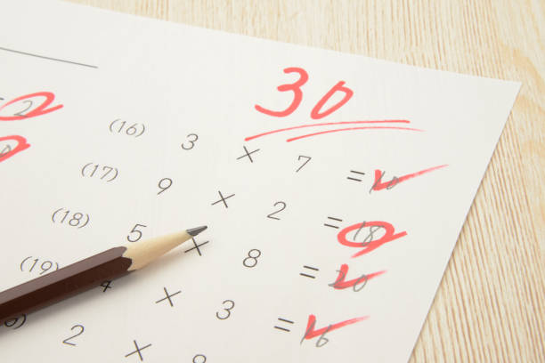 concetti educativi, test di matematica con punteggio basso - segnare foto e immagini stock