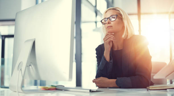 zapalona intuicja biznesowa - pensive women business mature adult zdjęcia i obrazy z banku zdjęć