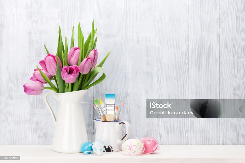 Uova di Pasqua rosa e tulipani bouquet - Foto stock royalty-free di Ambientazione interna Uova di Pasqua rosa e tulipani bouquet - Foto stock royalty-free di Ambientazione interna