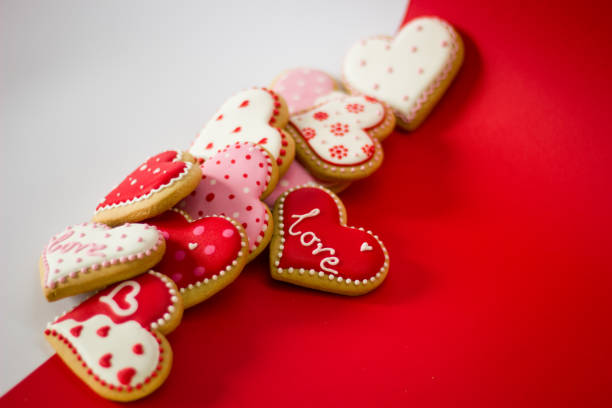 valentine dzień pliki cookie - heart shaped cookie zdjęcia i obrazy z banku zdjęć