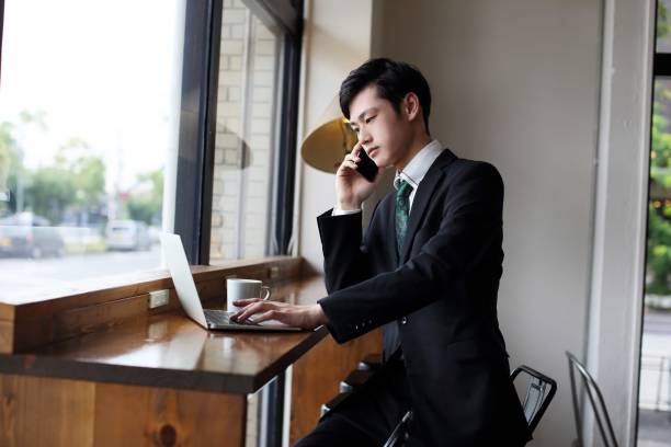 istock The salesman who confirms data in a cafe 643297388