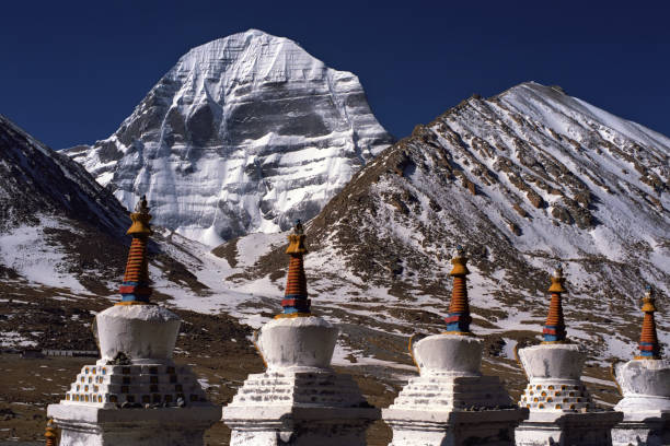 buddhistisches ritual strukturen stupas am heiligen berg kailash. - tibetan buddhism stock-fotos und bilder