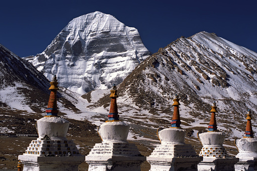 Estructuras de ritual budista Stupas en el sagrado Monte Kailash. photo