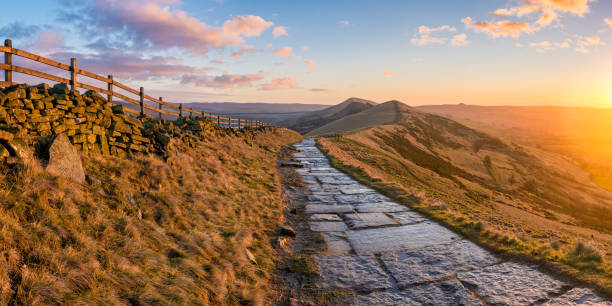 istock Peak District Sunrise Along The Great Ridge. 643314080