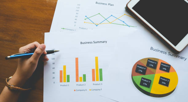 istock Top - view of  hand holding pen with Business summary 643320090