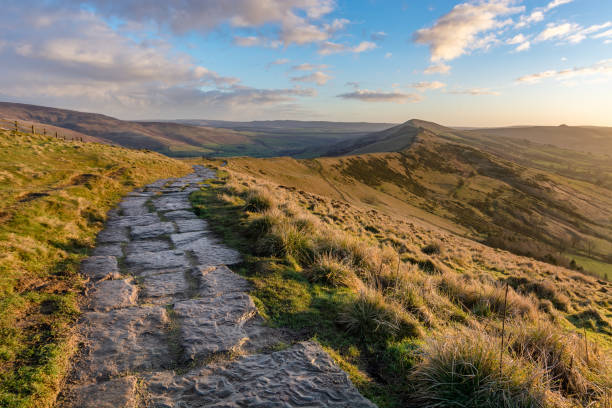 istock Mam Tor To Lose Hill In Peak District. 643320954