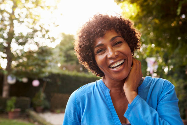 portrait de femme d’âge mûr en arrière cour jardin - women mature adult portrait mature women photos et images de collection