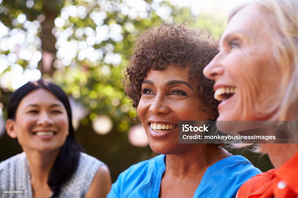 Reifen Sie Freundinnen Geselligkeit im Hinterhof zusammen - Lizenzfrei Frauen Stock-Foto