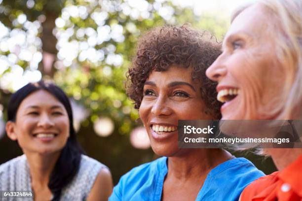 Amiche Mature Che Socializzano Insieme Nel Cortile Di Casa - Fotografie stock e altre immagini di Donne