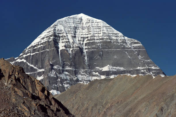 costola nord-orientale del sacro monte kailash. - tibetan buddhism wind tibet horizontal foto e immagini stock