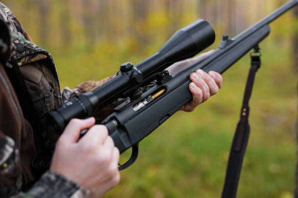 cacciatore carica la sua pistola - rifle shooting target shooting hunting foto e immagini stock