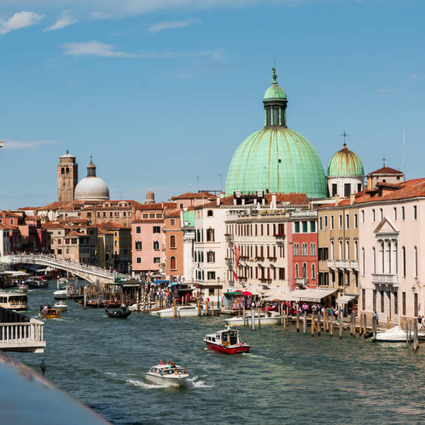 gran canal, cúpula de la iglesia de san simeón piccolo y ponte degli scalzi en venecia - italia - ponte degli scalzi fotografías e imágenes de stock