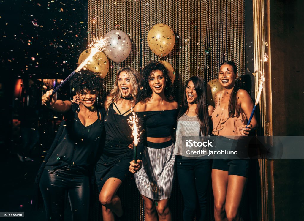 Gruppo di amici che festano in discoteca - Foto stock royalty-free di Party