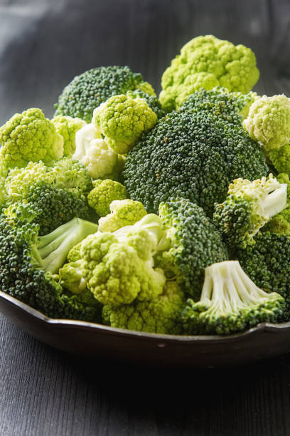 ripe green cauliflower and broccoli. dark wood background. - 16019 imagens e fotografias de stock
