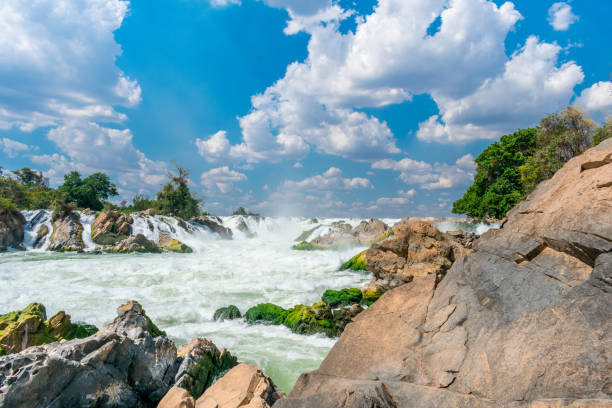 khon phapheng relèvent du laos, paysage chute d’eau sur une journée ensoleillée sur fond de ciel bleu. - siphandon photos et images de collection