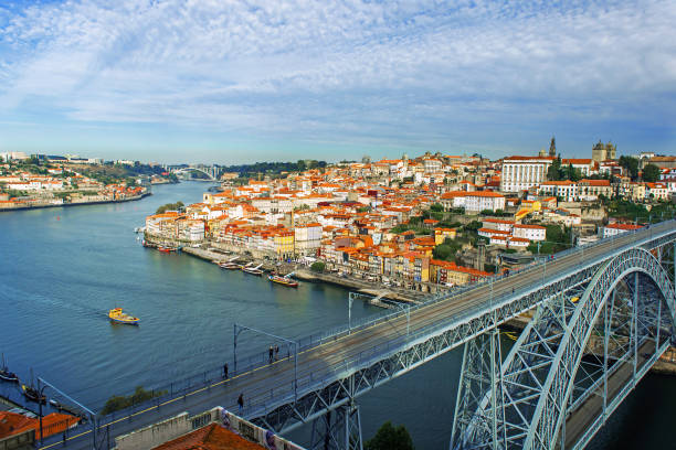 vue de ville de porto, portugal avec le pont dom luiz - portugal port wine porto the douro photos et images de collection