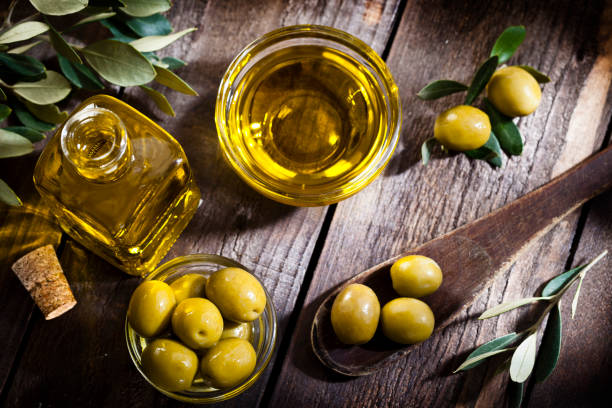 aceite de oliva y aceitunas verdes tiran desde arriba - aceite de oliva fotografías e imágenes de stock