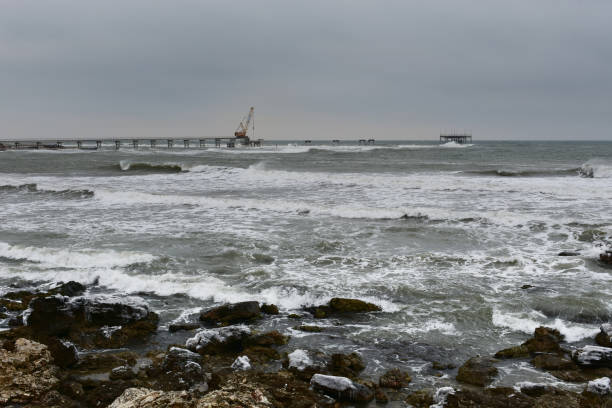 oil rig neubau einer in einem winterlichen meer - oil rig sea oil storm stock-fotos und bilder
