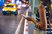 nacht-in-bangkok-frau-warten-auf-ein-taxi.jpg?b=1&s=170x170&k=20&c=RwCeXDBgp44qaDQ2Fb3iuOIcX95hAdyBSTCFCsWEXD0=