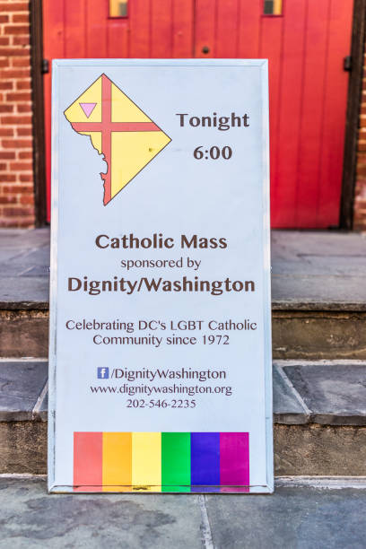 segno lgbt davanti alla chiesa - vertical usa greeting washington dc foto e immagini stock