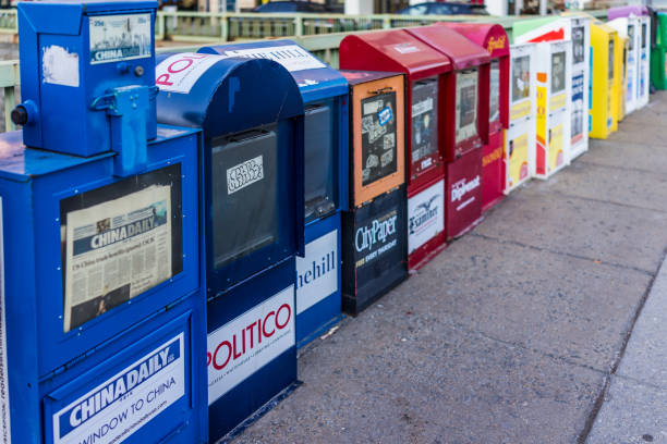 듀 폰트 서클에 신문 키오스크 기계 - newspaper dispenser 뉴스 사진 이미지