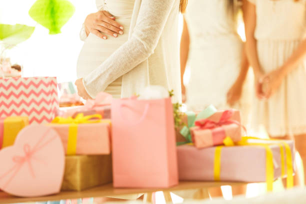fiesta prenatal  - gift mother women baby shower fotografías e imágenes de stock