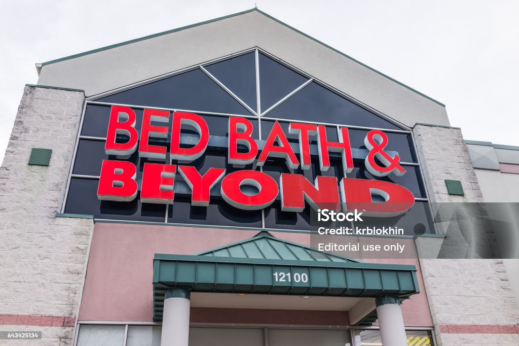 Bed Bath and Beyond store facade in red Bathtub Stock Photo