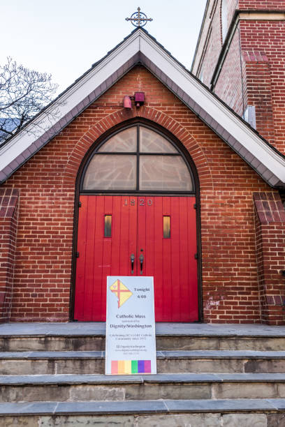 sinal lgbt na frente da igreja - vertical usa greeting washington dc - fotografias e filmes do acervo