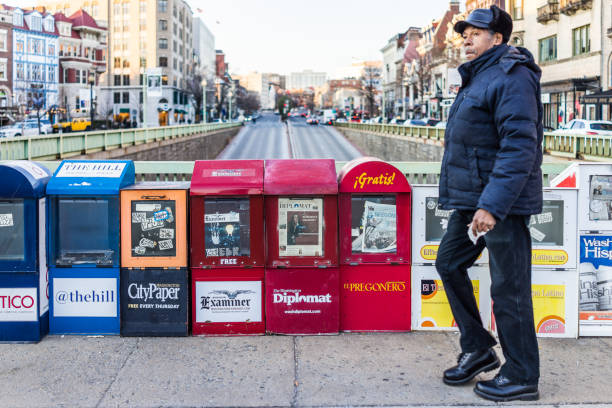 신문 키오스크 자동 판매기 듀 폰 서클에 사람과 - newspaper dispenser 뉴스 사진 이미지