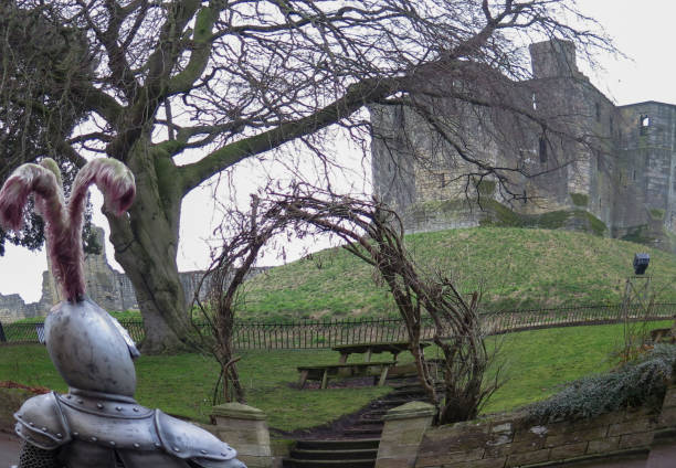 bewachung der burg - warkworth castle stock-fotos und bilder