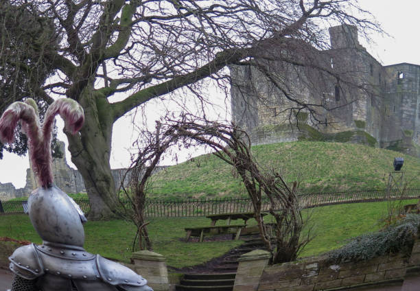 garder le château - warkworth castle photos et images de collection