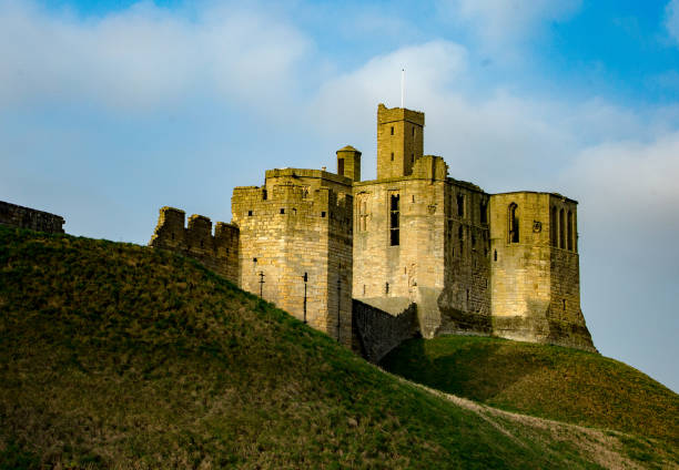 château de northumbrian - warkworth castle photos et images de collection