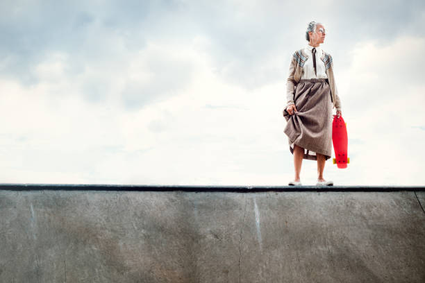 mutige oma skateboarding - nur seniorinnen stock-fotos und bilder