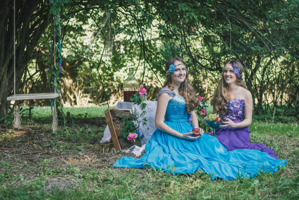 two adult sisters - flower purple twin blossom imagens e fotografias de stock