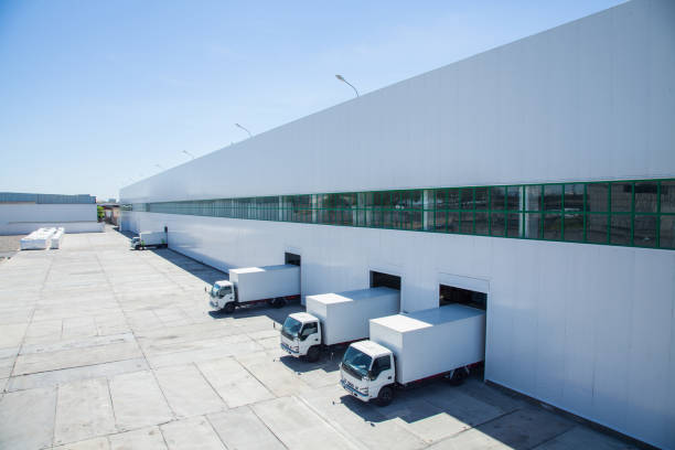 fassade von einer industrie- und lagergebäude - semi truck cargo container shipping truck stock-fotos und bilder