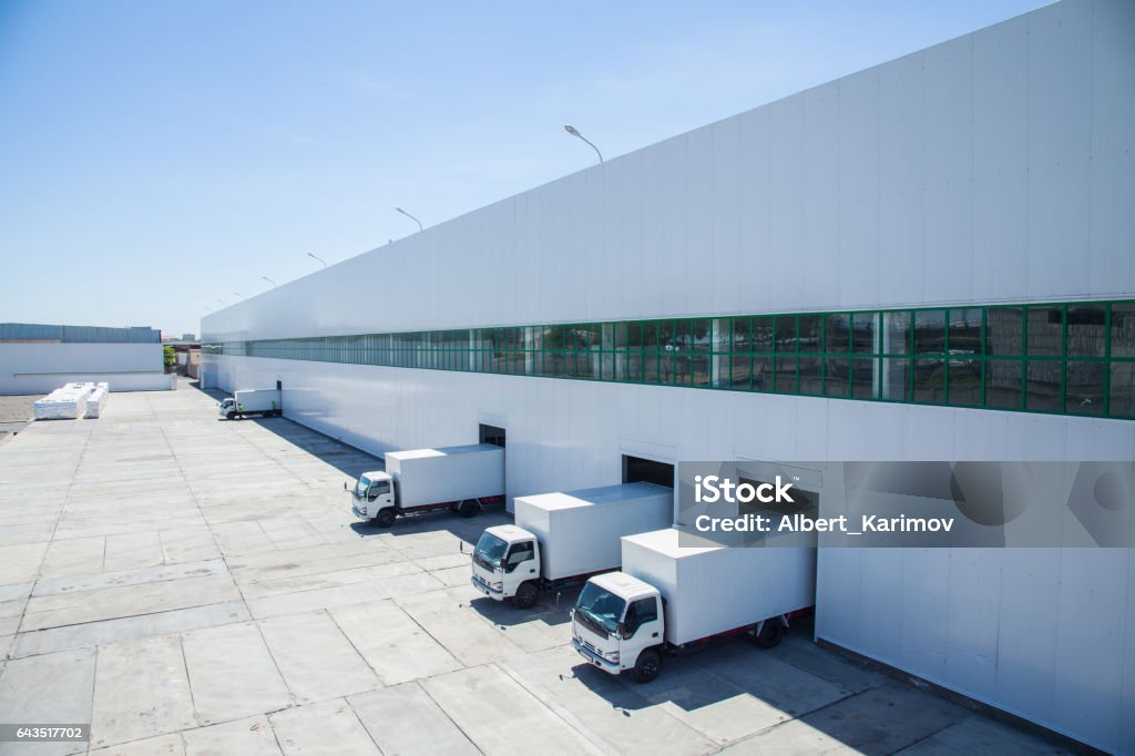 fachada de un edificio industrial y almacén - Foto de stock de Almacén libre de derechos