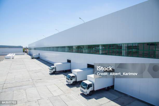 Fachada De Un Edificio Industrial Y Almacén Foto de stock y más banco de imágenes de Almacén - Almacén, Aire libre, Almacén de distribución