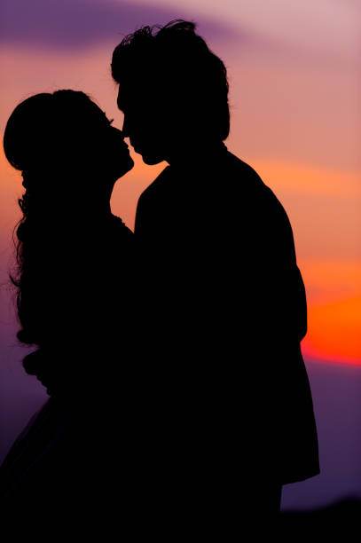 silueta de abrazar a la novia asiática y el novio en el atardecer - silhouette kissing park sunset fotografías e imágenes de stock