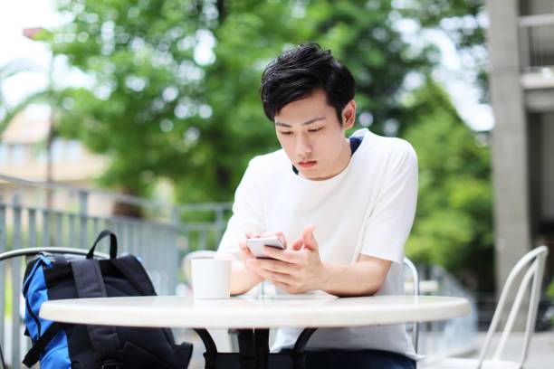 The university student who operates a smartphone