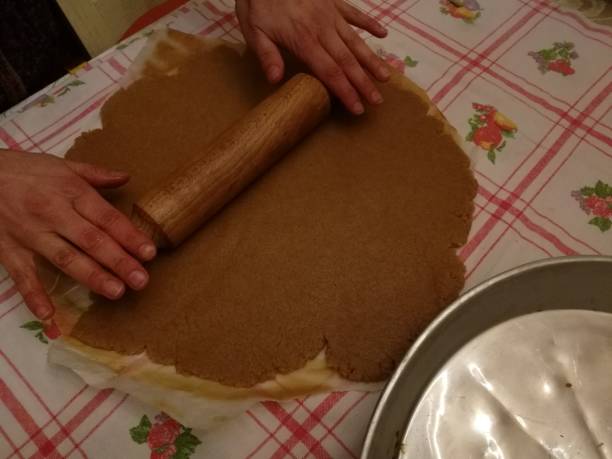 spelt tart preparation - wheat pasta flour italy imagens e fotografias de stock