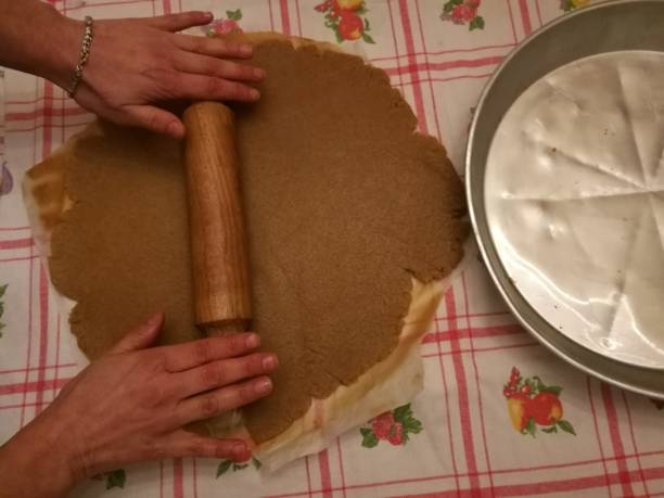 spelt tart preparation - wheat pasta flour italy imagens e fotografias de stock