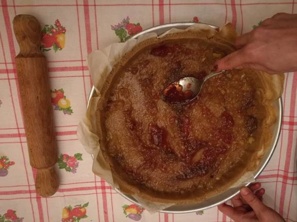 spelt tart preparation - wheat pasta flour italy imagens e fotografias de stock