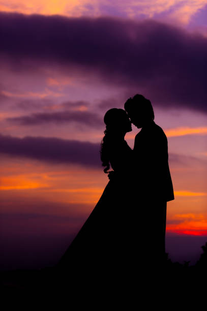 silueta de abrazar a la novia asiática y el novio en el atardecer - silhouette kissing park sunset fotografías e imágenes de stock