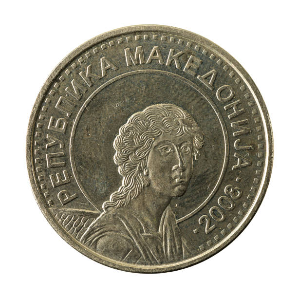50 denar macedónio moeda (2008) reverso isolado no fundo branco - denar - fotografias e filmes do acervo