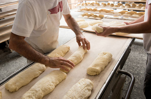 베이커 오븐에 대 한 밴드에 빵을 넣어 - bread dough 뉴스 사진 이미지